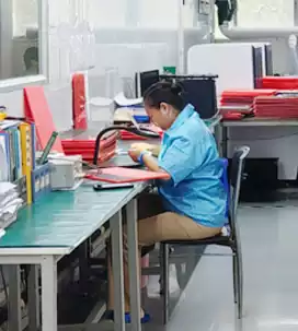 Zhuhai Hengcang SMT post-welding inspection—worker checking SMD soldering on e-sports keyboard PCBs